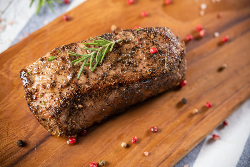 Hirschbraten auf eine Brett